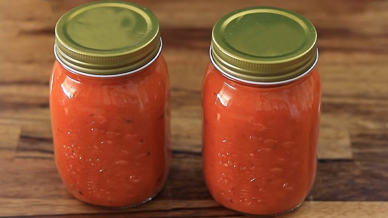 Sốt cà chua đã hoàn thành trong hũ để bảo quản