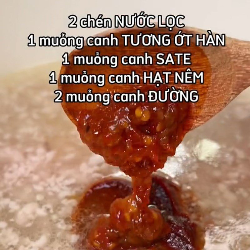 Sốt cay chuẩn bị cho món miến xào thịt lợn