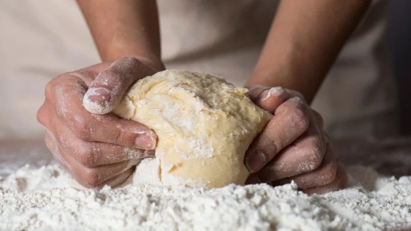 Sử dụng dầu mè để nhào bột làm bánh, tăng hương vị và độ mềm mịn