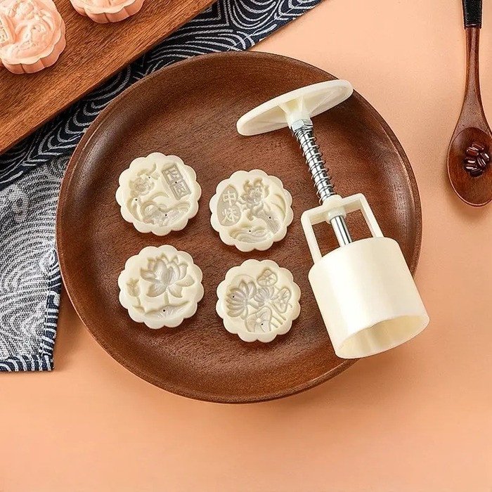 Sử dụng khuôn có sẵn để tạo hình bánh trung thu