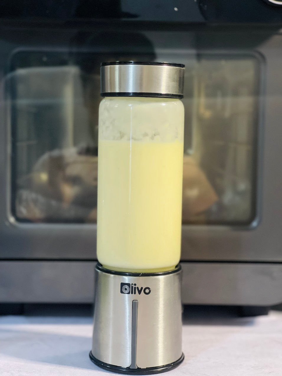 Sử dụng máy xay cầm tay để nghiền nhuyễn đậu xanh làm nhân bánh da lợn