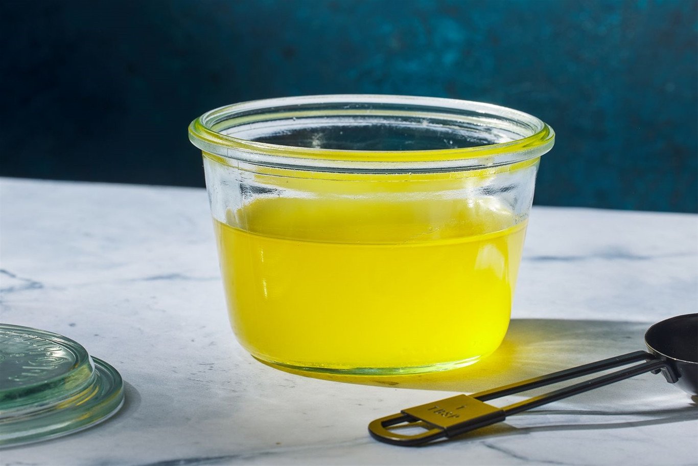 Sử dụng mỡ gà giúp món xôi màu vàng thêm béo ngậy và óng ả