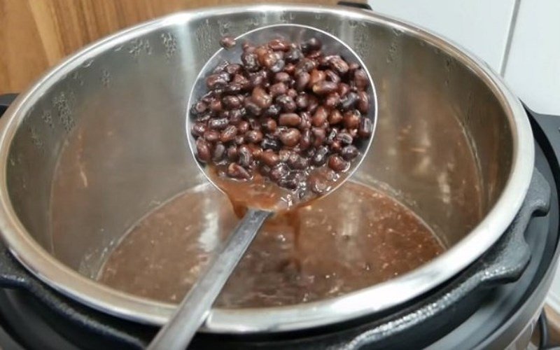 Sử dụng nồi áp suất là cách nấu chè đỗ đen nhanh nhừ và tiện lợi nhất