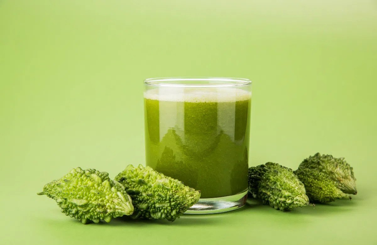 Sự kết hợp độc đáo trong cách nấu nước rau diếp cá với khổ qua và cam, tốt cho thanh lọc.