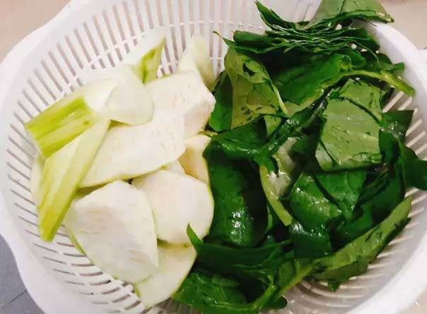 Sự kết hợp tươi ngon của rau mồng tơi và mướp hương để tạo nên món canh rau mồng tơi bổ dưỡng