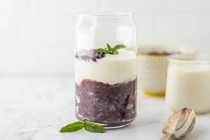 Sữa chua nếp cẩm mang đến hương vị truyền thống độc đáo, kết hợp giữa sữa chua và nếp cẩm thơm dẻo.