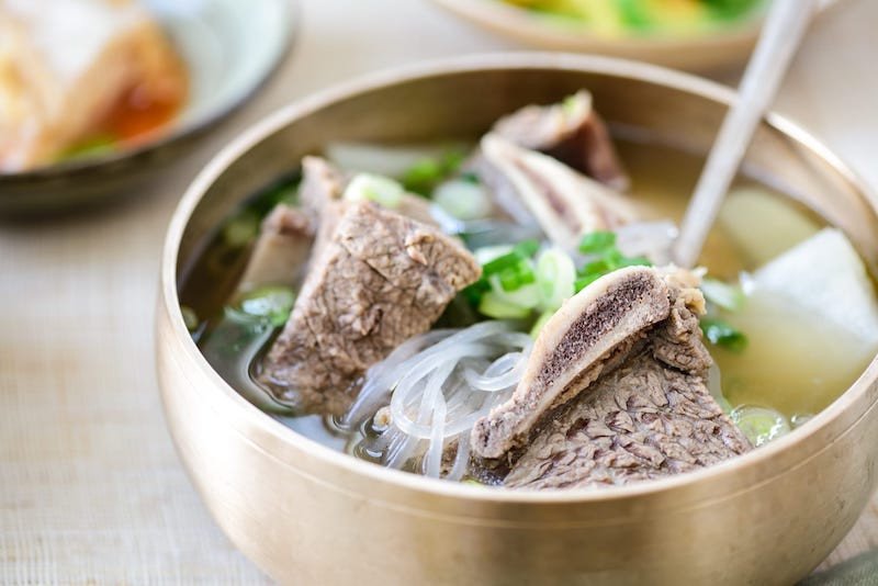 Sườn bò Galbi-tang phục vụ