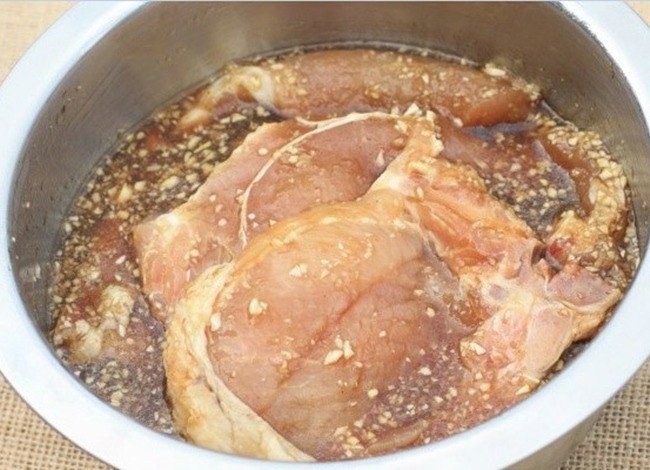 Sườn cốt lết được ướp cam và sữa đặc cho món cơm tấm trứ danh