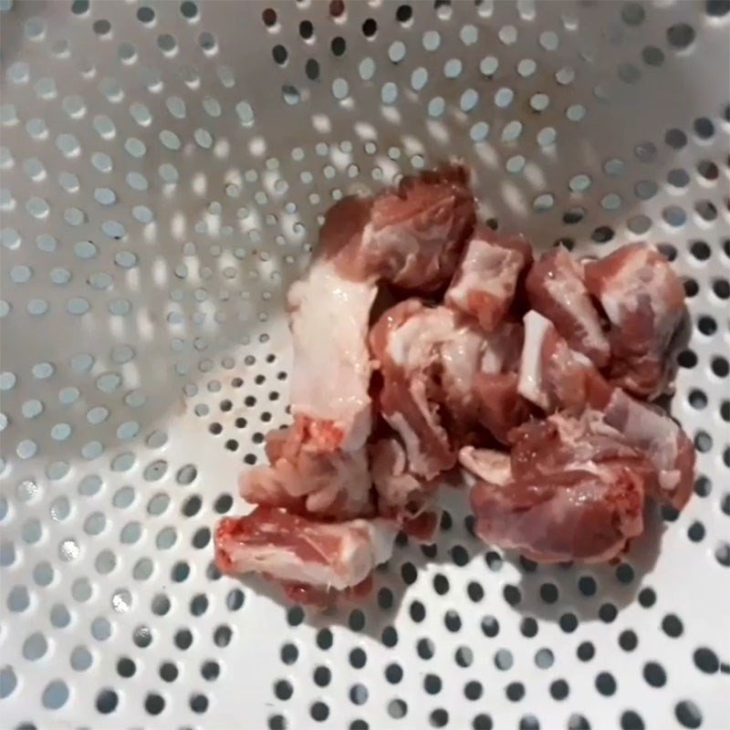 Sườn heo đã được chặt miếng và rửa sạch để chuẩn bị nấu