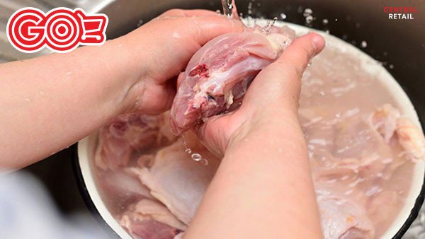 Sườn heo đã sơ chế sạch, cắt khúc vừa ăn, sẵn sàng để làm nước sốt ướp sườn nướng