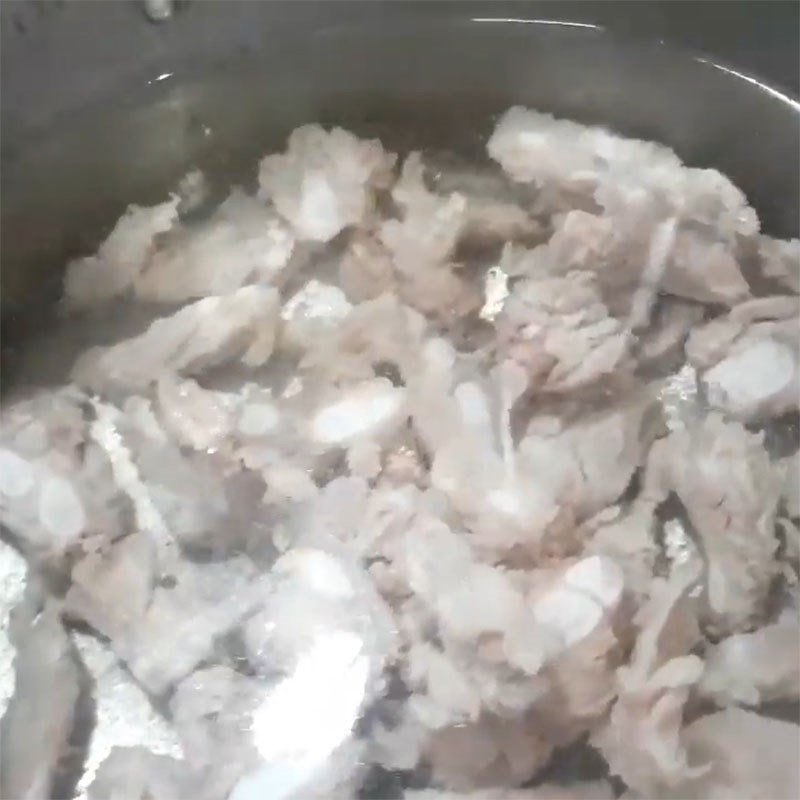 Sườn heo đang được hầm trong nồi với nước dùng trong vắt