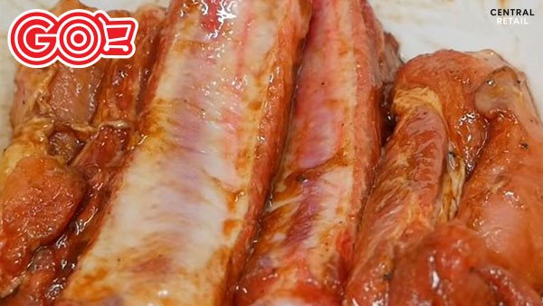 Sườn heo đang được ướp với hỗn hợp gia vị đậm đà cho món sườn nướng