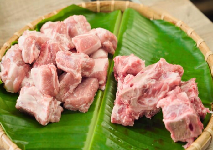 Sườn heo và xương ống được sơ chế sạch sẽ chuẩn bị hầm