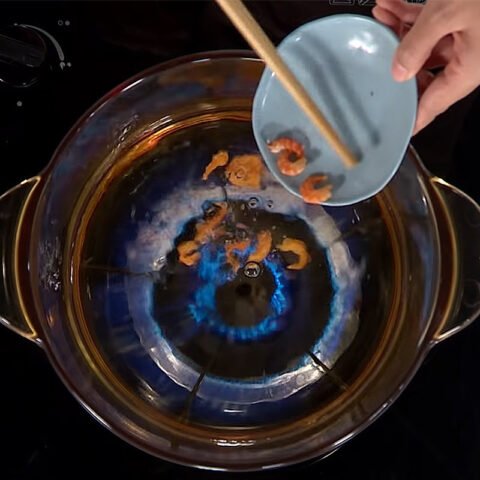 Sườn non được sơ chế sạch, chặt khúc để nấu canh riêu cua