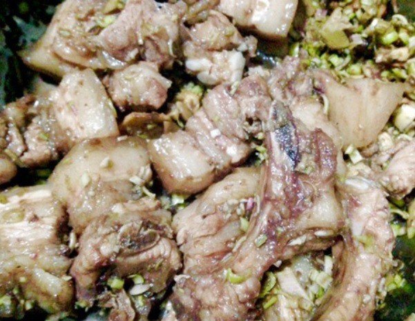 Sườn non nấu giả cầy thơm ngon, đậm đà, rất hợp để ăn kèm bún hoặc cơm nóng