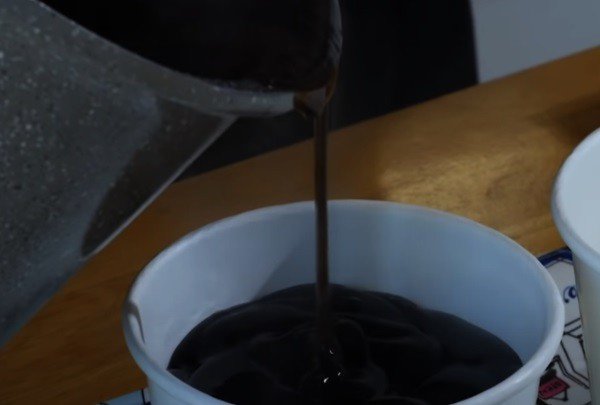 Sương sáo đen làm từ lá cây đã đông, sẵn sàng cắt miếng