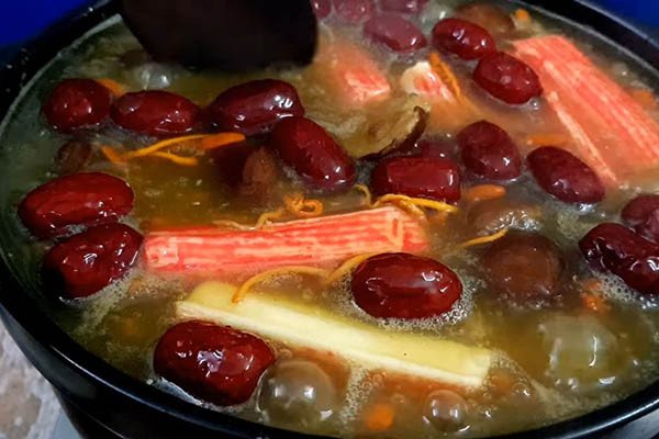 Súp bào ngư nấu cùng táo đỏ thêm phần bổ dưỡng