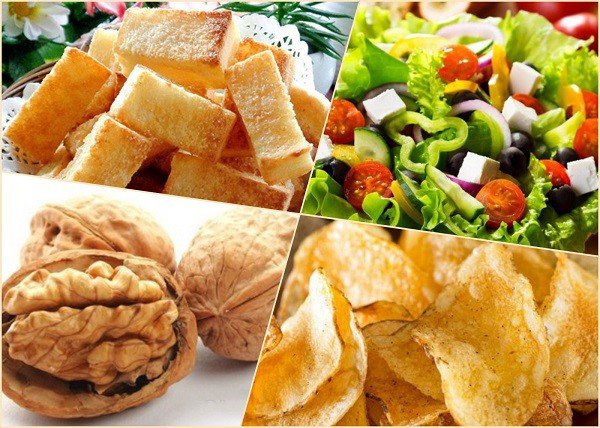 Súp bí đỏ sữa tươi ăn kèm bánh mì và các loại topping