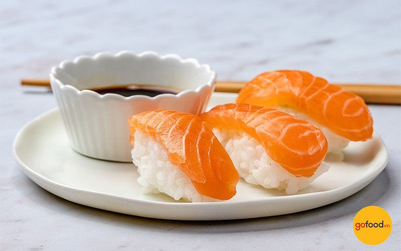 Sushi cá hồi tươi ngon chuẩn vị Nhật