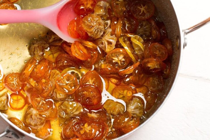 Tắc ngâm mật ong đường phèn đã hoàn thành, chuẩn bị cho bài thuốc dân gian trị ho hiệu quả.