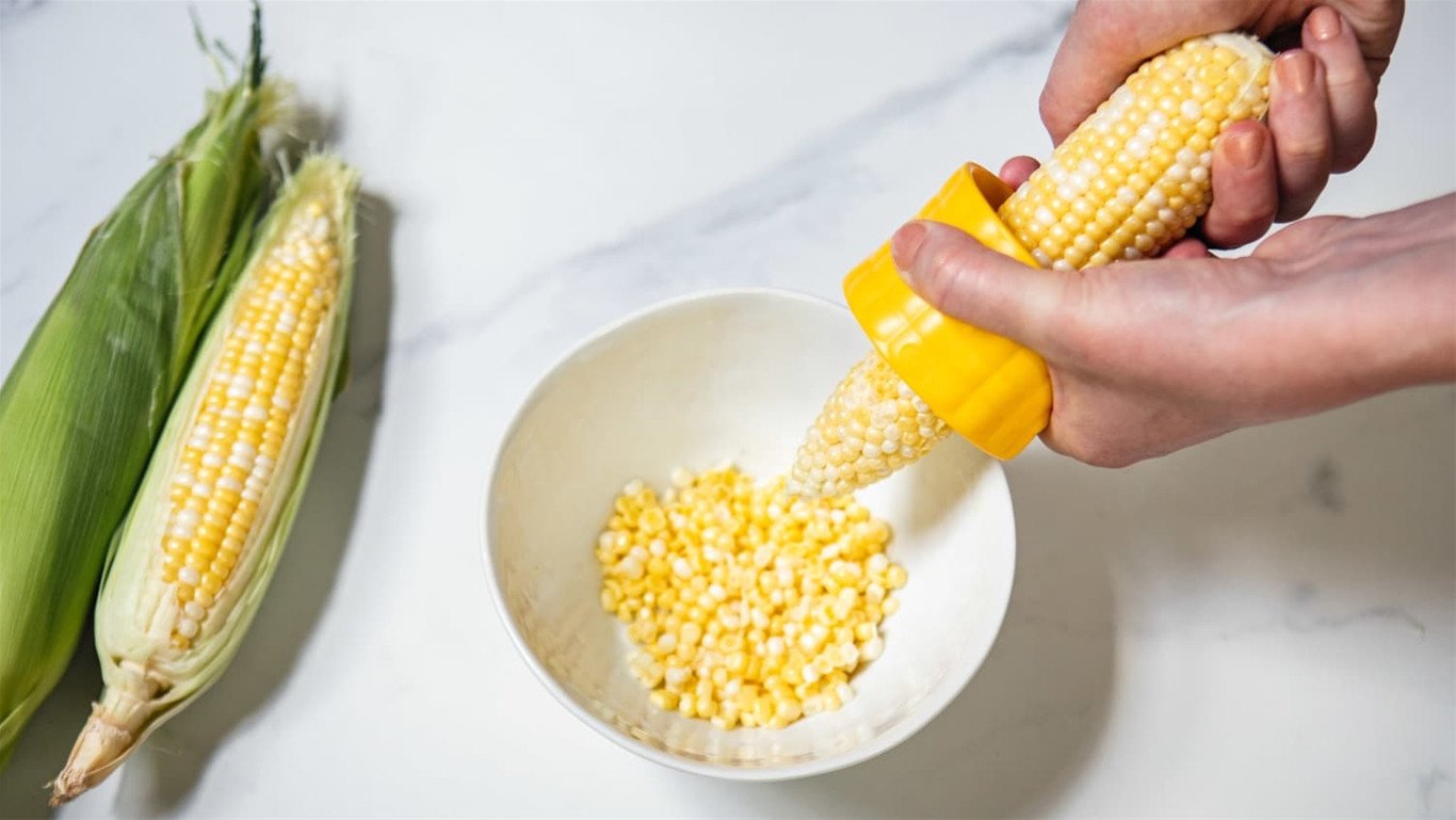 Tách hạt bắp Mỹ nhanh chóng và tiện lợi bằng dụng cụ chuyên dụng