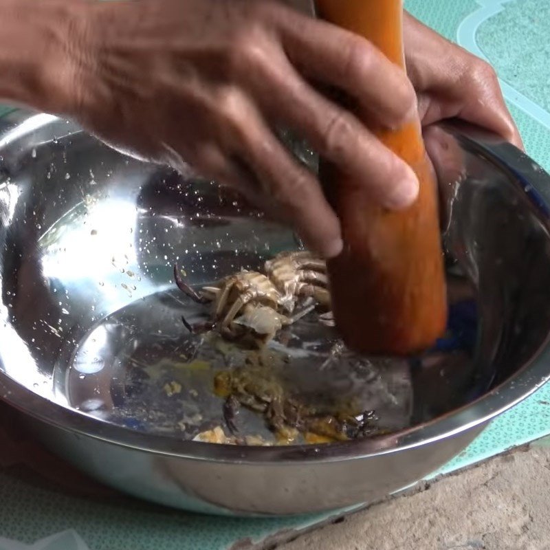 Tách mai và mình cua đồng để lấy gạch và thịt cua