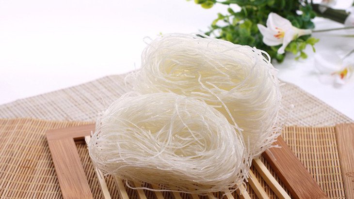 Tách miến thành những bó nhỏ và rũ tơi miến