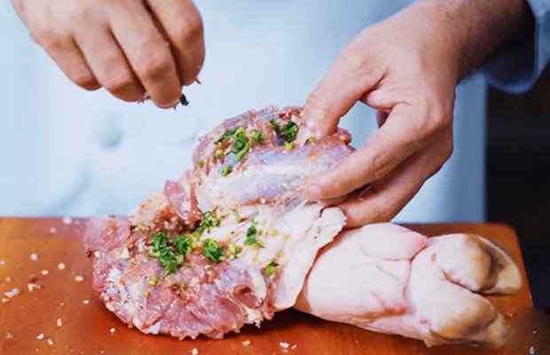 Tẩm ướp gia vị cho thịt hun khói với chân giò