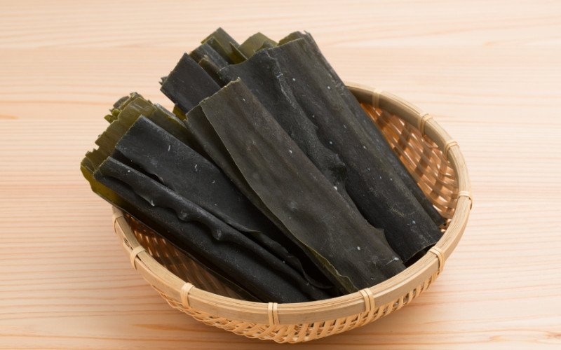 Tảo bẹ được thêm vào để tăng vị ngọt tự nhiên cho nước lèo chay