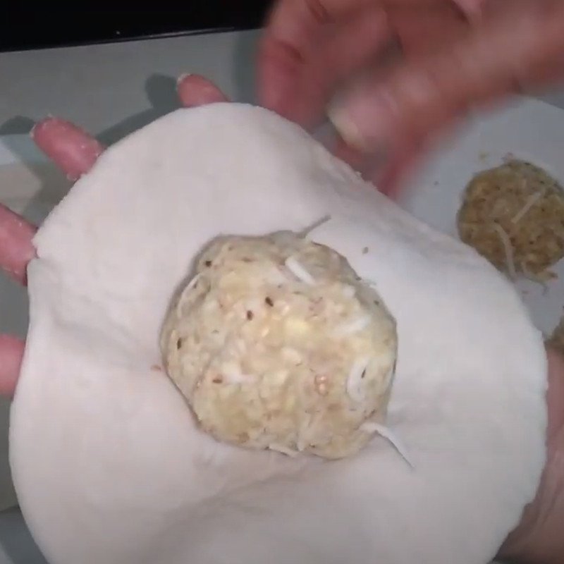 Tạo hình bánh bao với các nếp gấp đẹp mắt, đảm bảo kín nhân