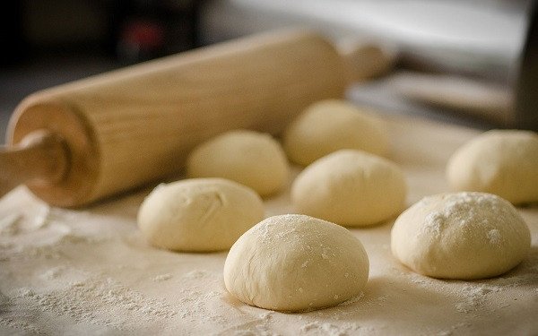 Tạo hình bánh mì thon dài chuẩn bị nướng