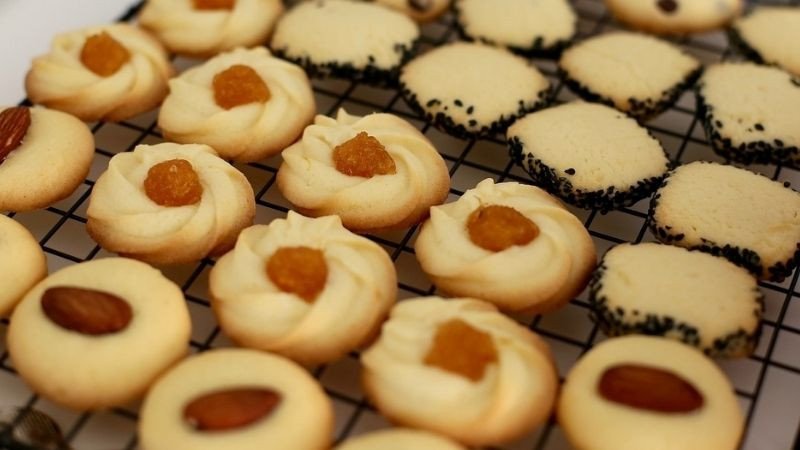 Tạo hình bánh quy đều tăm tắp để đảm bảo bánh chín đều