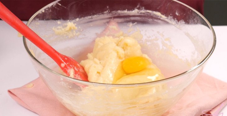 Tạo hình bánh su kem bằng túi bắt kem