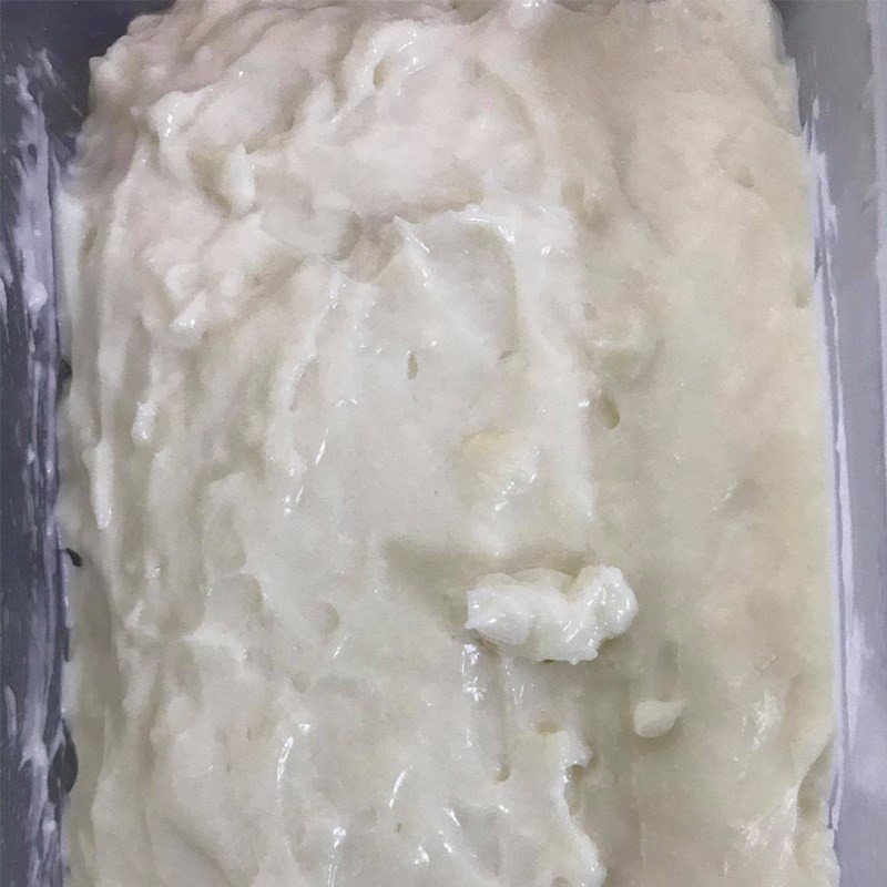 Tạo hình bánh sữa tươi trước khi chiên