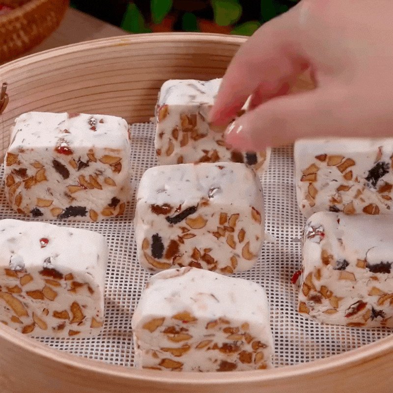 Tạo hình các miếng bánh gừng táo đỏ từ khối bột đã nhào mịn, có thể là hình tròn, vuông hoặc chữ nhật.