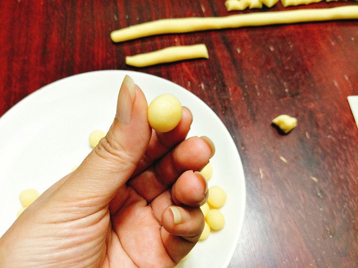 Tạo hình những viên bánh cà nhỏ xinh