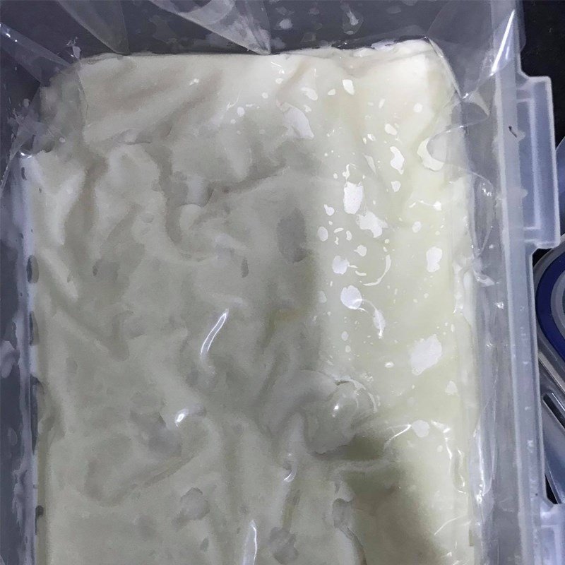 Tạo hình và cắt bánh sữa sau khi làm lạnh