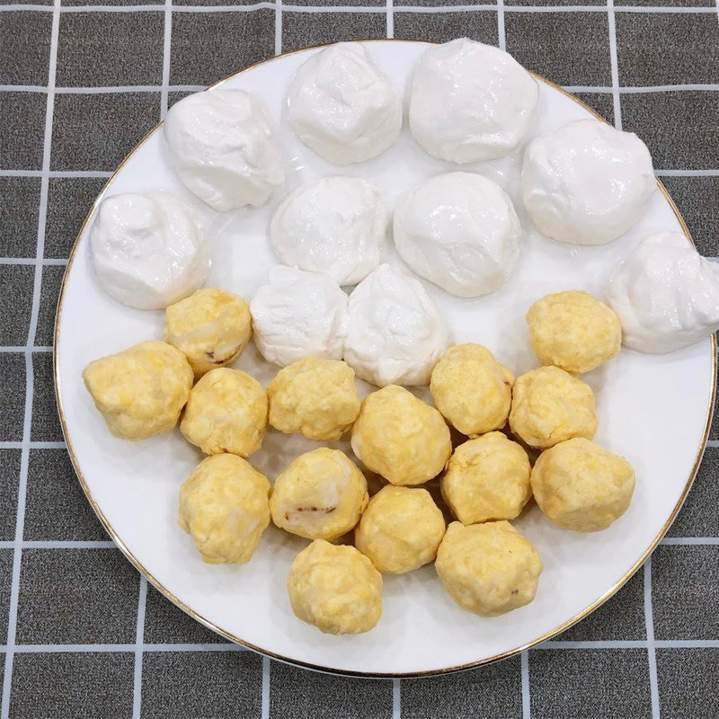 Tạo hình viên bánh trôi tàu nhân đậu xanh, bọc kín nhân trong vỏ bột nếp