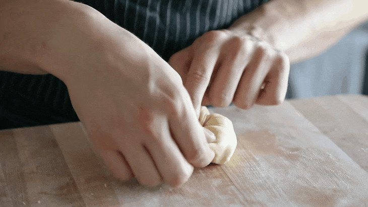 Tạo hình viên bột tròn cho vỏ bánh hamburger