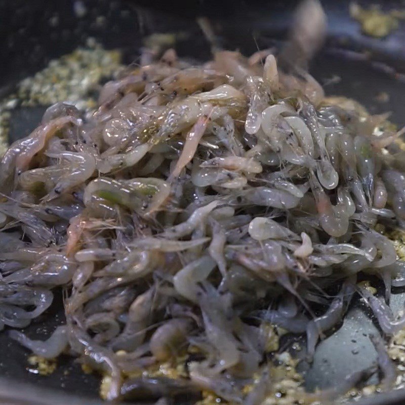 Tép đồng đang được xào chín cùng gia vị, làm nhân chính cho cách làm bánh khoái Thanh Hóa hấp dẫn