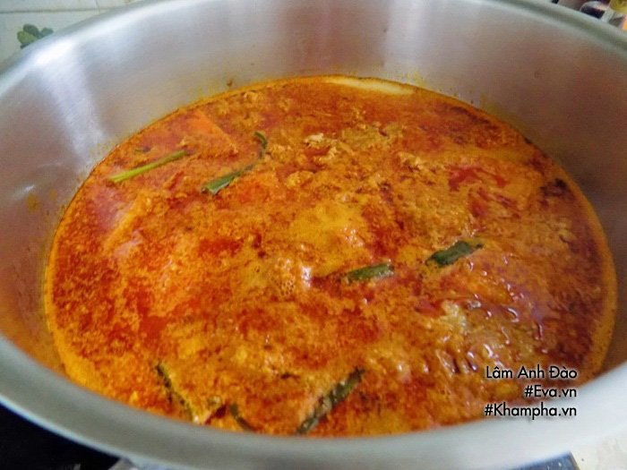 Thả riêu và vớt bọt khi nấu bún riêu thịt