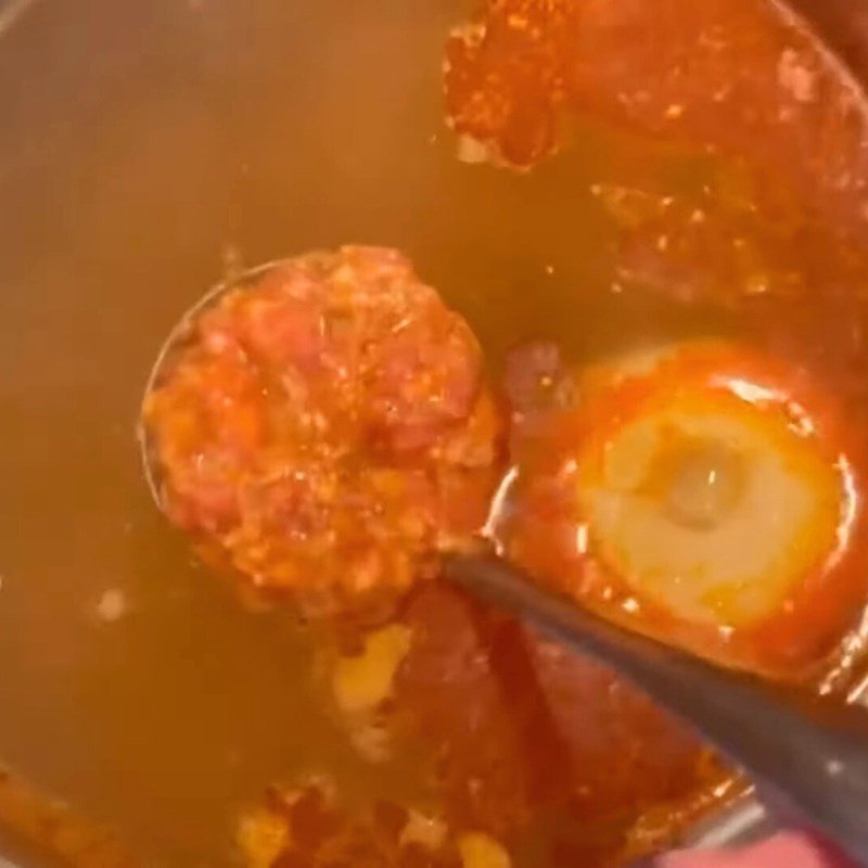 Thả từng muỗng riêu cua vào nồi nước lèo bún riêu giò heo