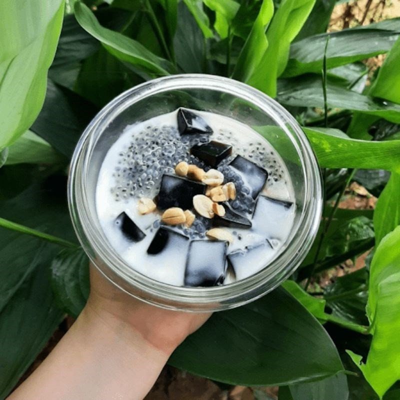 Thạch đen Cao Bằng kết hợp với nước cốt dừa và các loại topping.