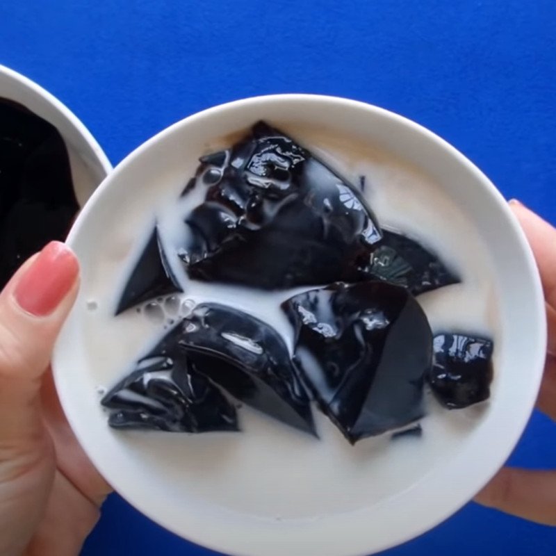 Thạch đen thành phẩm sau khi làm đông, sẵn sàng để thưởng thức