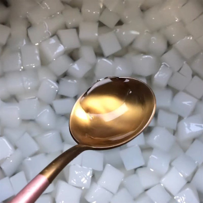 Thạch dừa thô được nấu thêm với nước vải ngâm