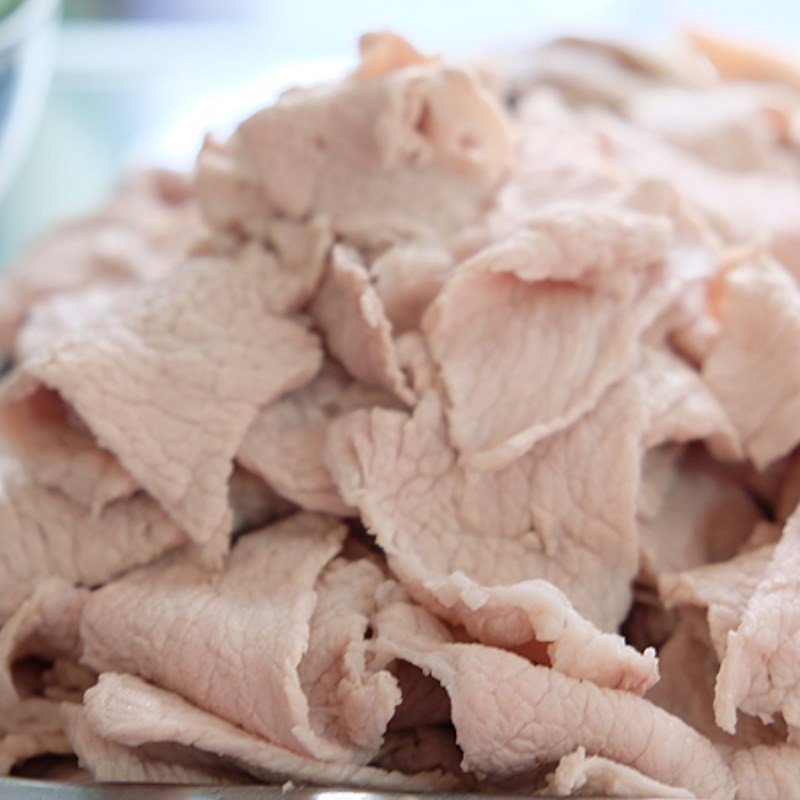 Thái bì heo mỏng đều để làm món nem thính thịt lợn