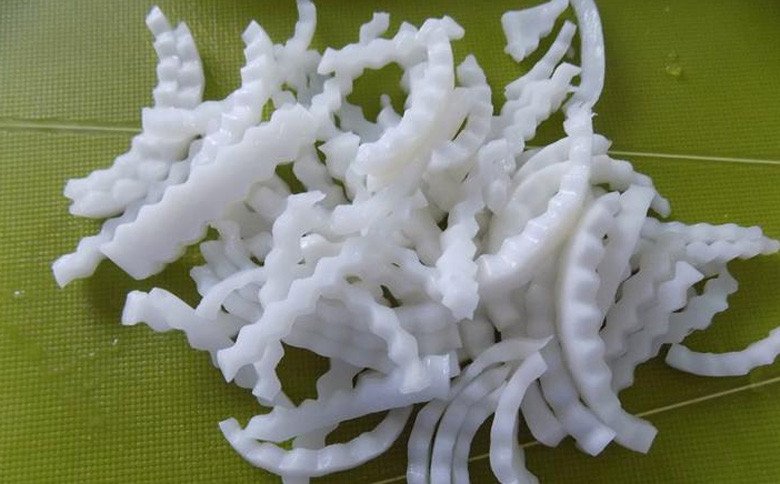 Thái cùi dừa thành sợi để làm chè dừa dầm