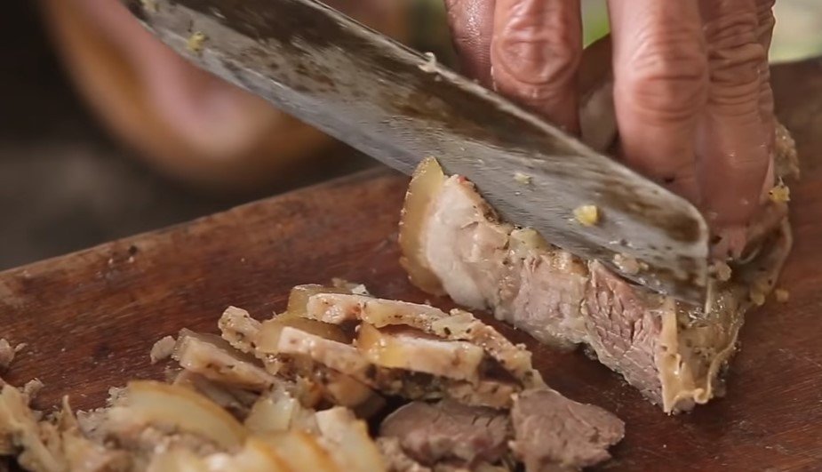 Thái lát thịt bê đã hấp chín tới để trộn gỏi tái chanh