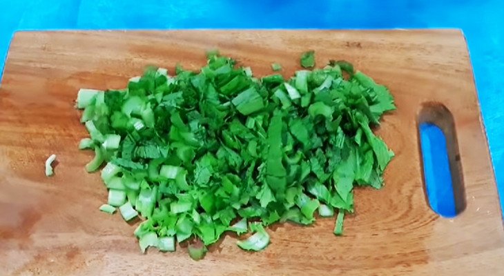 Thái nhỏ cải bẹ xanh chuẩn bị nấu canh hàu