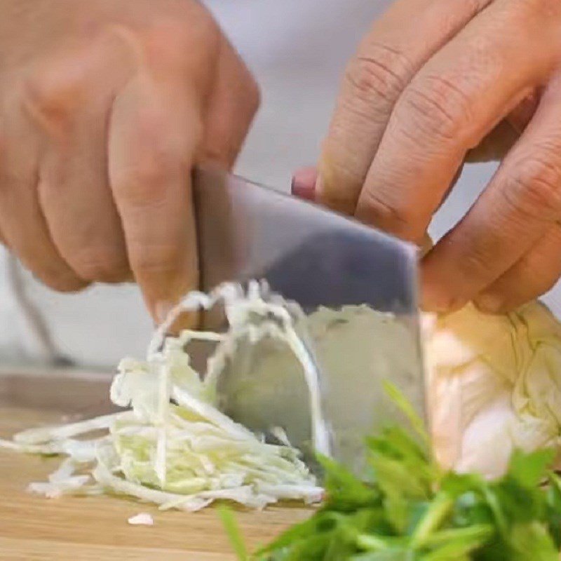 Thái sợi bắp cải mỏng, một trong những loại rau ăn kèm không thể thiếu của bánh khoái Thanh Hóa